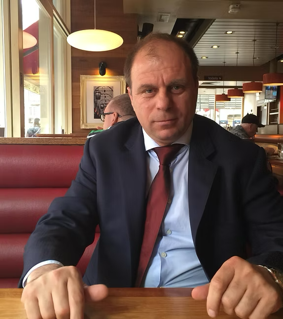 Diamant Hidrej, Director